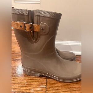 Chooka Women's Winter Boots with Strap. Size 8.